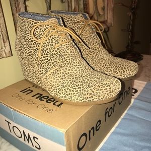 Toms Desert Wedge Cheetah Suede Size 10